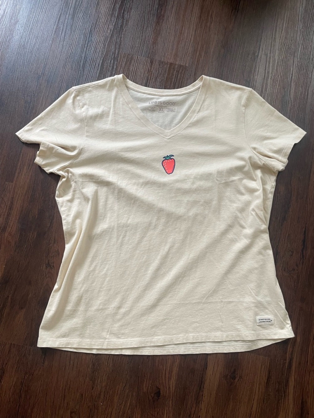 Life Is Good Women’s XL Crusher Off White Tee Short Sleeve Strawberry Graphic